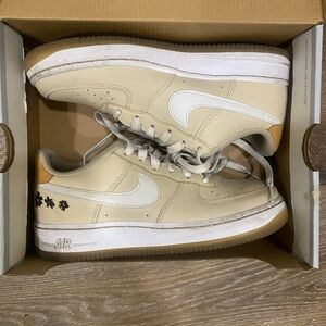 Nike Kids Sneakers in Cream and White Special Edition